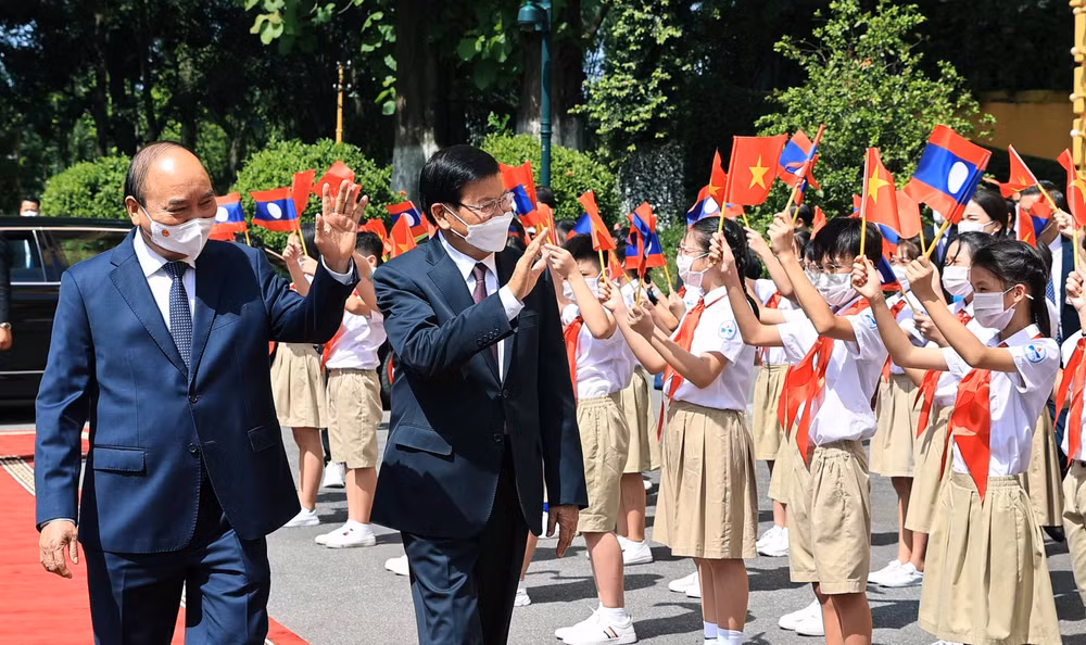 La visite au Vietnam du SG du Parti et du président lao est couverte par la presse lao ảnh 1