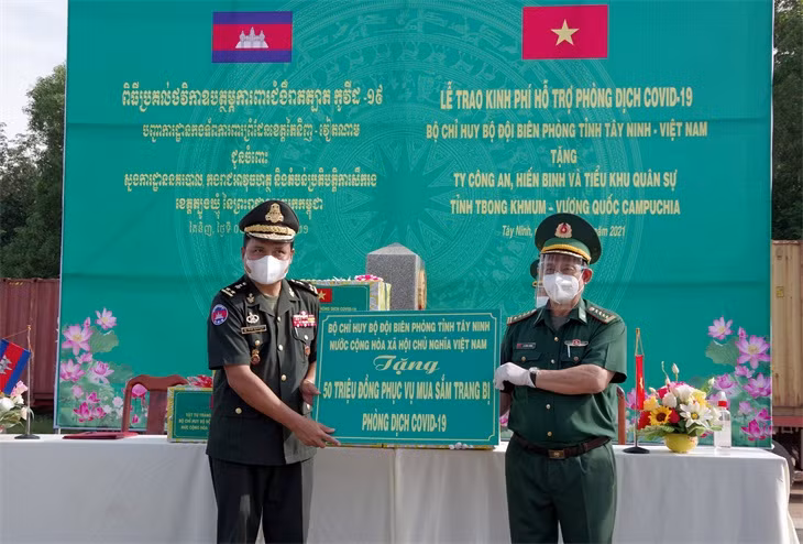 Des cadeaux de la province vietnamienne de Tay Ninh aux gardes-frontières cambodgiens ảnh 1