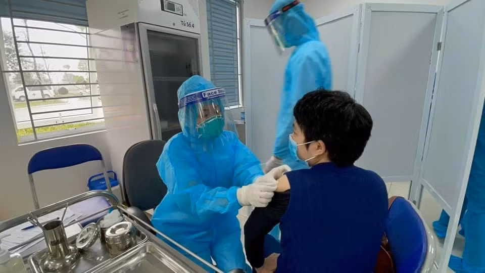 COVID-19: Hanoï nécessite plus de 1.000 milliards de dongs pour vacciner tous ses habitants ảnh 1