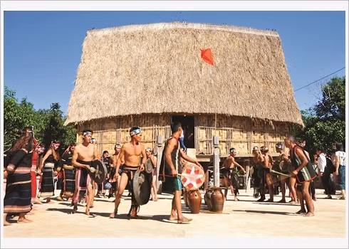 Célébration de la nouvelle nhà rông chez les Bahnar ảnh 1