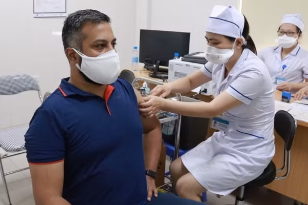 COVID-19 : 50 correspondants étrangers au Vietnam se font vacciner ảnh 1 COVID-19 : 50 correspondants étrangers au Vietnam se font vacciner ảnh 1
