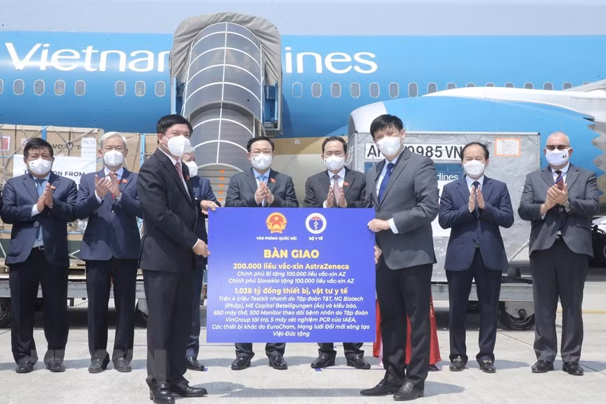 Remise de vaccin et de matériels médicaux anti-COVID-19 au Vietnam ảnh 1