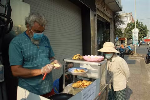 COVID-19 : le petit commerce de rue d'un touriste français resté au Vietnam ảnh 1