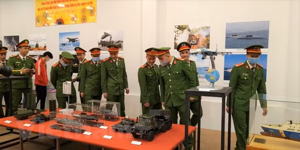 Ouverture d’une exposition sur le Parti communiste du Vietnam à Hanoï ảnh 3