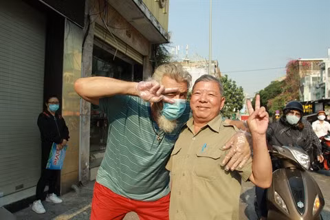 COVID-19 : le petit commerce de rue d'un touriste français resté au Vietnam ảnh 2