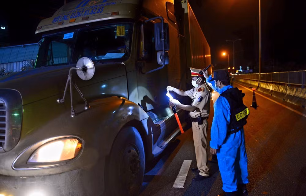 HCM-V délivre plus de 12.000 laissez-passer pour les véhicules transportant des marchandises ảnh 1