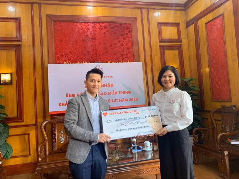 Une chaîne de restauration vietnamo-américaine lève des fonds pour soutenir les sinistrés du Centre ảnh 2