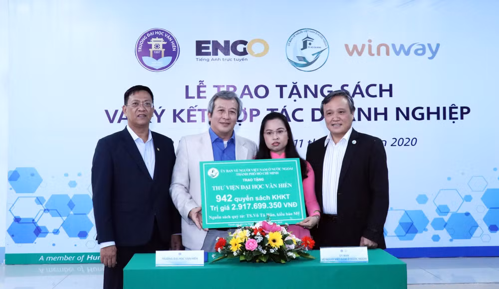 Remise de livres d'un Vietnamien à l'étranger à une université à HCM-Ville ảnh 1