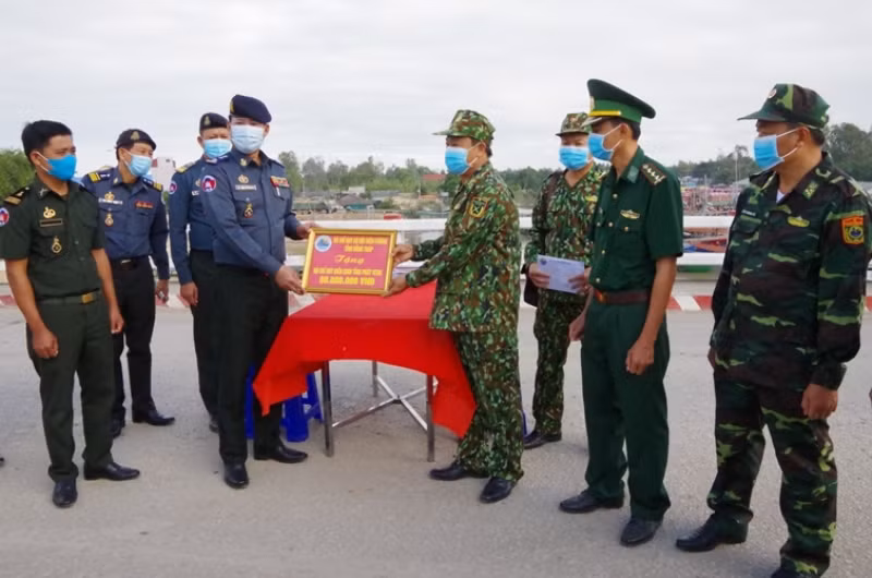 Dong Thap soutient la province cambodgienne de Prey Veng dans la lutte contre le COVID-19 ảnh 1