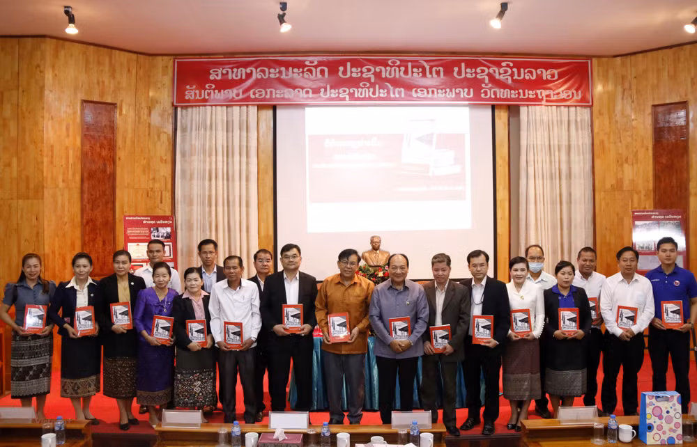 Publication d’un livre sur Le Van Hien, premier ambassadeur du Vietnam au Laos ảnh 2