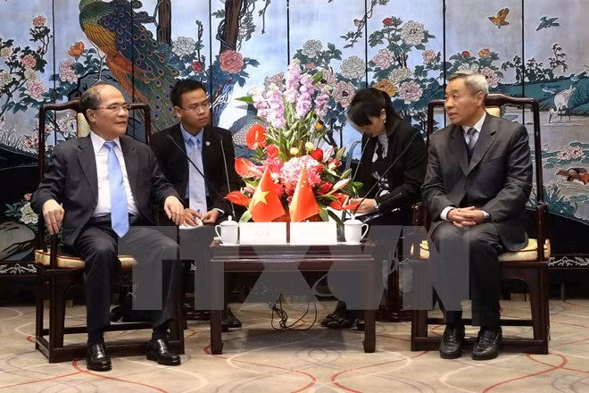 Le président Nguyen Sinh Hung rencontre le président de l’ANP du Guangdong ảnh 1