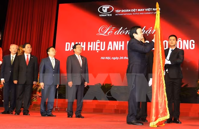 Le chef de l’Etat décore le groupe du textile et de l’habillement du Vietnam ảnh 1