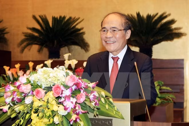Le président Nguyen Sinh Hung part pour la Chine ảnh 1