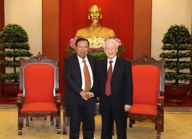 Le SG du PCV et président Nguyên Phu Trong reçoit son homologue laotien Bounhang Vorachith ảnh 1