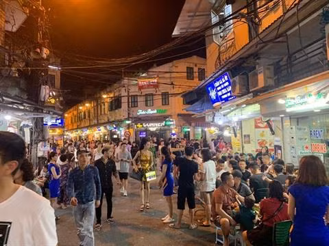 Hanoï: la vie nocturne au coeur de la "rue des Occidentaux" ảnh 1