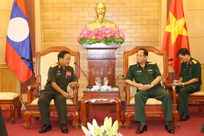 Les armées vietnamienne et lao renforcent la coopération dans la protection politique interne ảnh 1