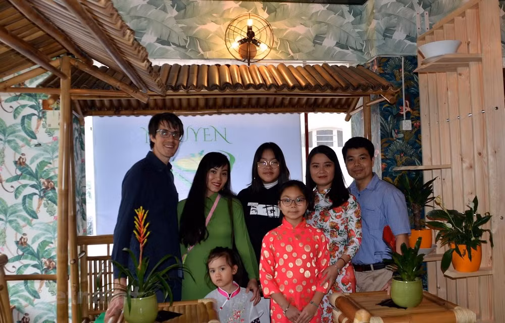 Les Vietnamiens en Suisse soutiennent la lutte locale contre la pandémie de COVID-19 ảnh 1