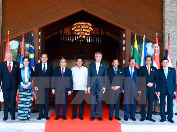 Le PM Nguyen Xuan Phuc termine sa participation au 30e Sommet de l'ASEAN aux Philippines ảnh 1