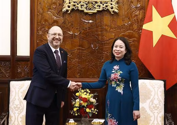 La présidente p.i Vo Thi Anh Xuan reçoit les ambassadeurs de Suisse, de Malaisie et du Cambodge ảnh 1
