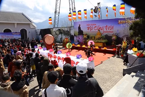 Des dizaines de milliers de visiteurs au festival de l’ouverture de la porte du Ciel du Fansipan ảnh 1