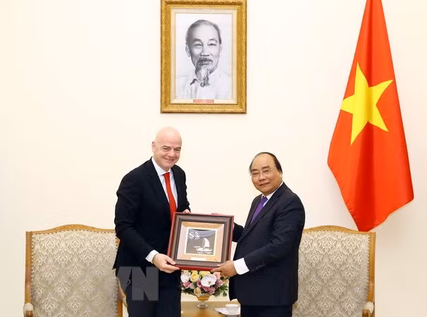 Le Premier ministre Nguyen Xuan Phuc reçoit le président de la FIFA ảnh 1