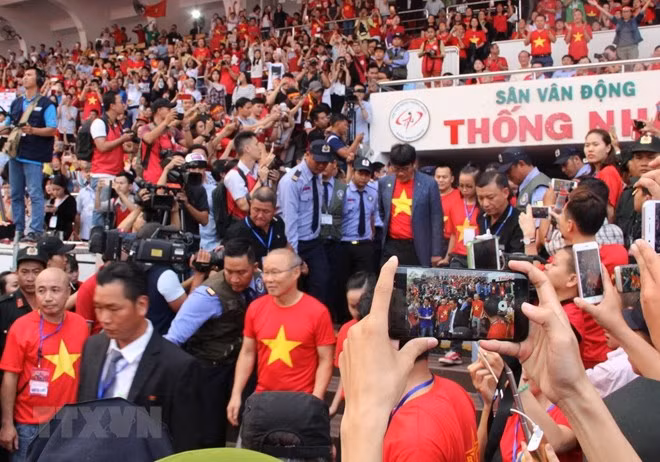 Football : les joueurs de la sélection U23 rencontrent les supporters du Sud ảnh 1