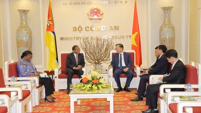 Le ministre Tô Lâm reçoit les ambassadeurs mozambicain et russe ảnh 1