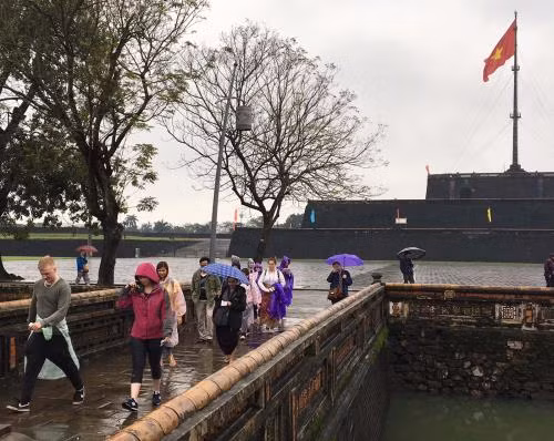 Bon signe pour le tourisme de Huê en 2017 ảnh 1