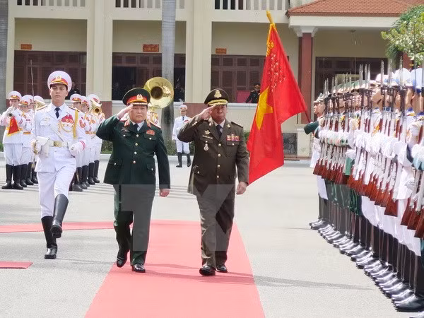 Le ministre cambdogien de la Défense en visite officielle au Vietnam ảnh 1