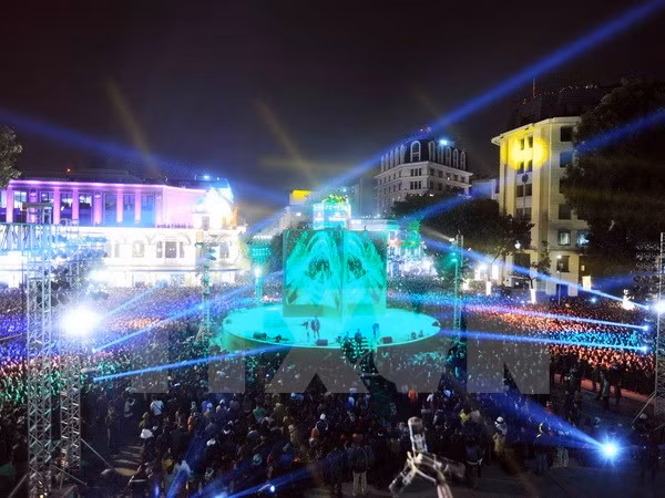 Les Vietnamiens accueillent le Nouvel An dans la joie ảnh 1