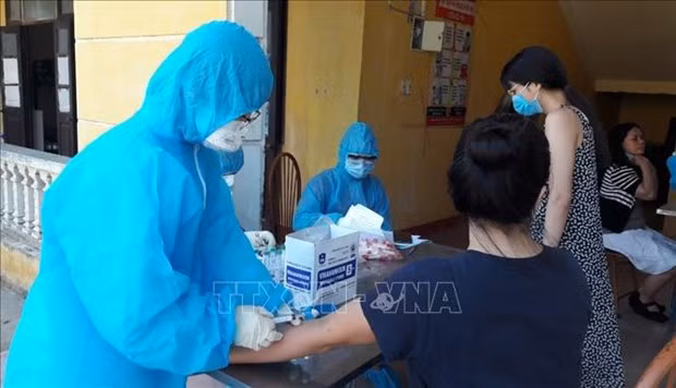 Un institut australien salue le modèle de combat à faible coût contre le COVID-19 du Vietnam ảnh 1