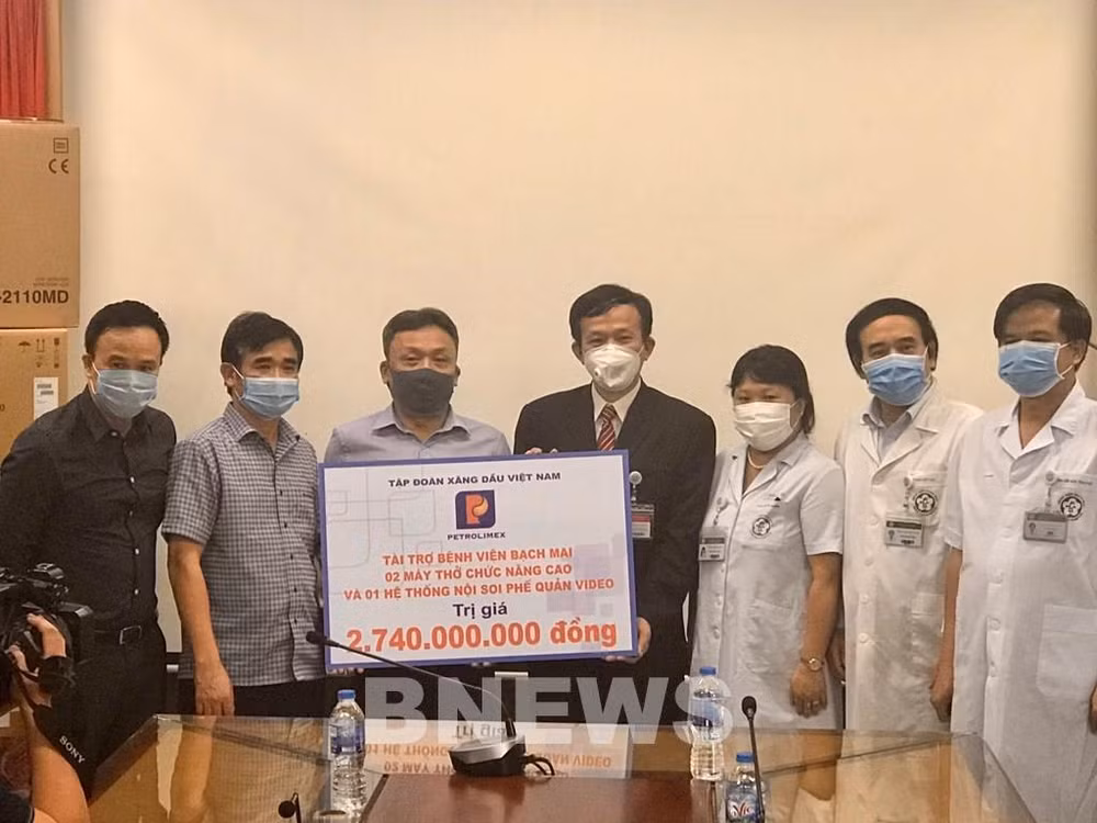 Coronavirus: Petrolimex fait un don de 117.000 dollars à l’hôpital Bach Mai ảnh 1