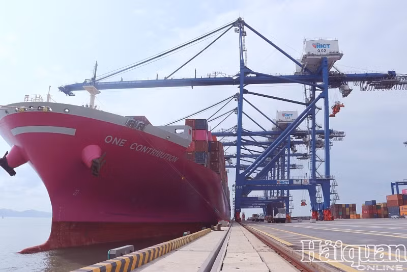Le port maritime international de Hai Phong accueille un porte-conteneur de 90.000 tonnes ảnh 1