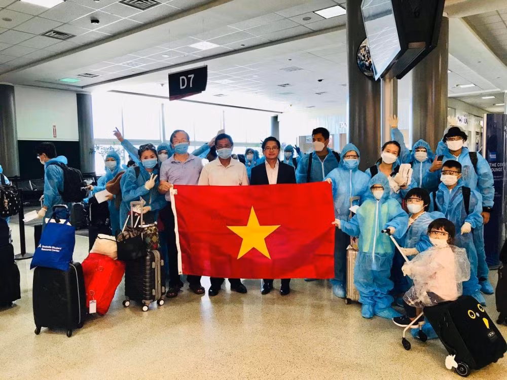 Coronavirus : près de 350 citoyens vietnamiens rapatriés des Etats-Unis ảnh 1