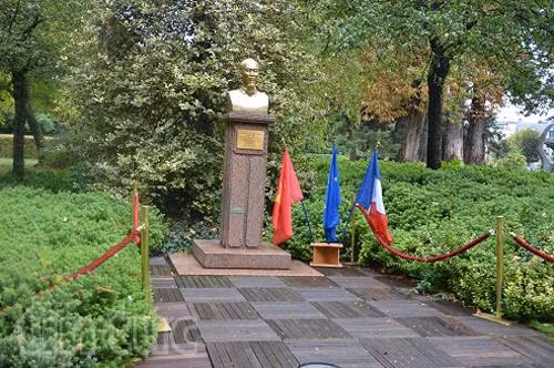 Le 130e anniversaire du Président Hô Chi Minh célébré à l’étranger ảnh 1