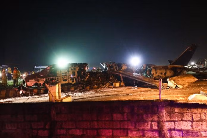 Philippines : un avion avec huit personnes prend feu au décollage ảnh 1