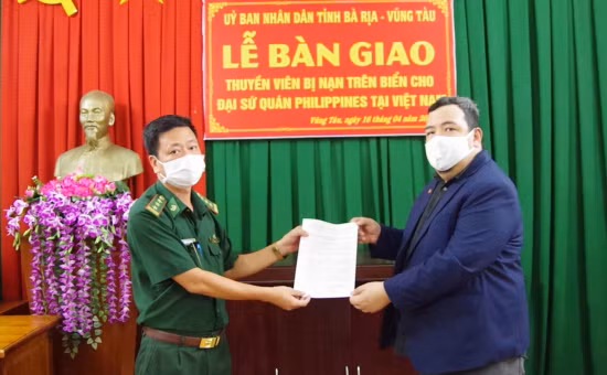 Le Vietnam rend aux Philippines un marin retrouvé à la dérive en mer ảnh 1