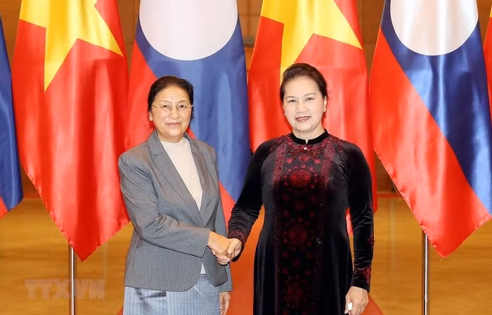 Entrevue entre les présidentes de l'Assemblée nationale du Vietnam et du Laos ảnh 1