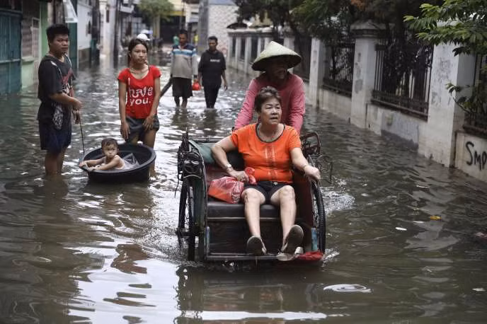 Inondations en Indonésie : au moins 66 morts, des milliers de sans-abris ảnh 1
