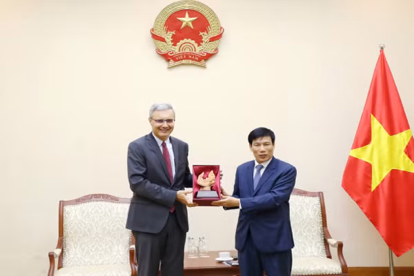 La France souhaite promouvoir sa coopération avec le Vietnam en matière de sport ảnh 1