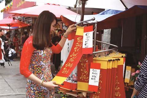 Demander une calligraphie, une belle coutume ảnh 4