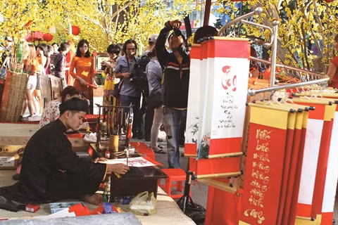 Demander une calligraphie, une belle coutume ảnh 3