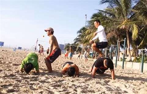 Une classe de fitness gratuite sur la plage de Dà Nang ảnh 1