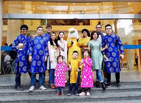 La renaissance du áo dài pour les hommes : le long chemin à parcourir ảnh 3