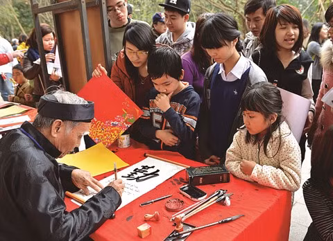 Demander une calligraphie, une belle coutume ảnh 1