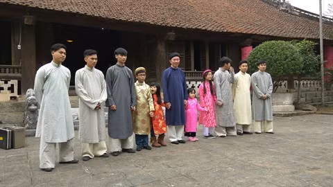 La renaissance du áo dài pour les hommes : le long chemin à parcourir ảnh 2