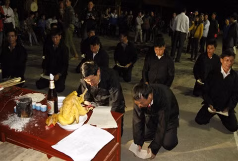 À la découverte du «bain de feu» des Dao ảnh 1