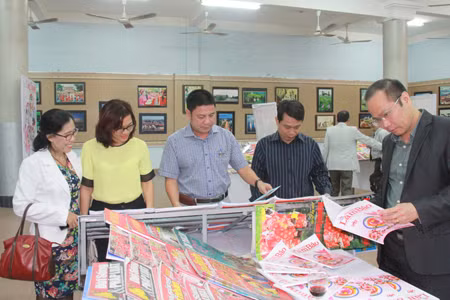 Des journaux printaniers offerts aux soldats et à la population du district insulaire de Truong Sa ảnh 1