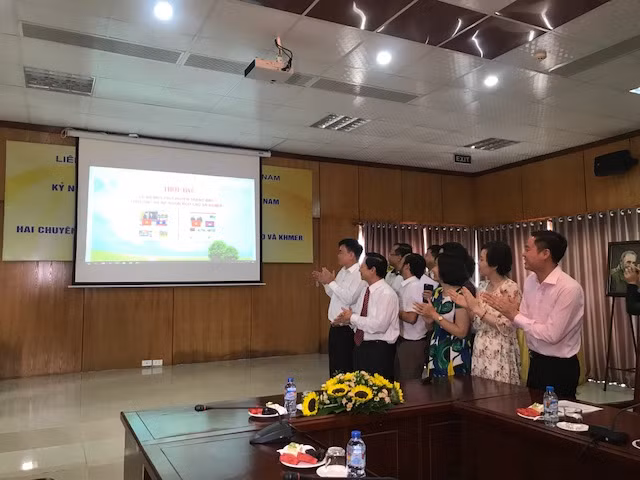 Lancement de la version laotienne et khmère du journal Thoi Dai ảnh 1 Lancement de la version laotienne et khmère du journal Thoi Dai ảnh 1