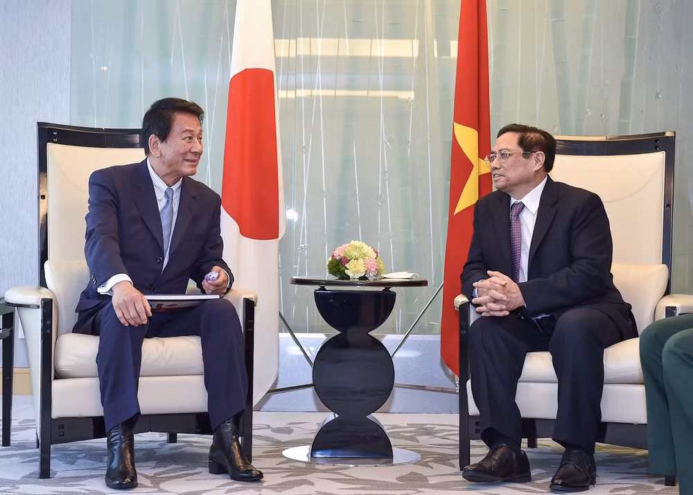 Le PM Pham Minh Chinh reçoit des anciens dirigeants japonais ảnh 2
